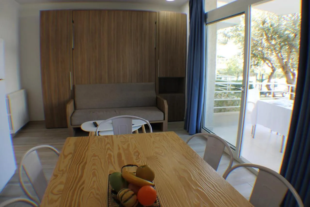 Agi Rescator Apartments Roses